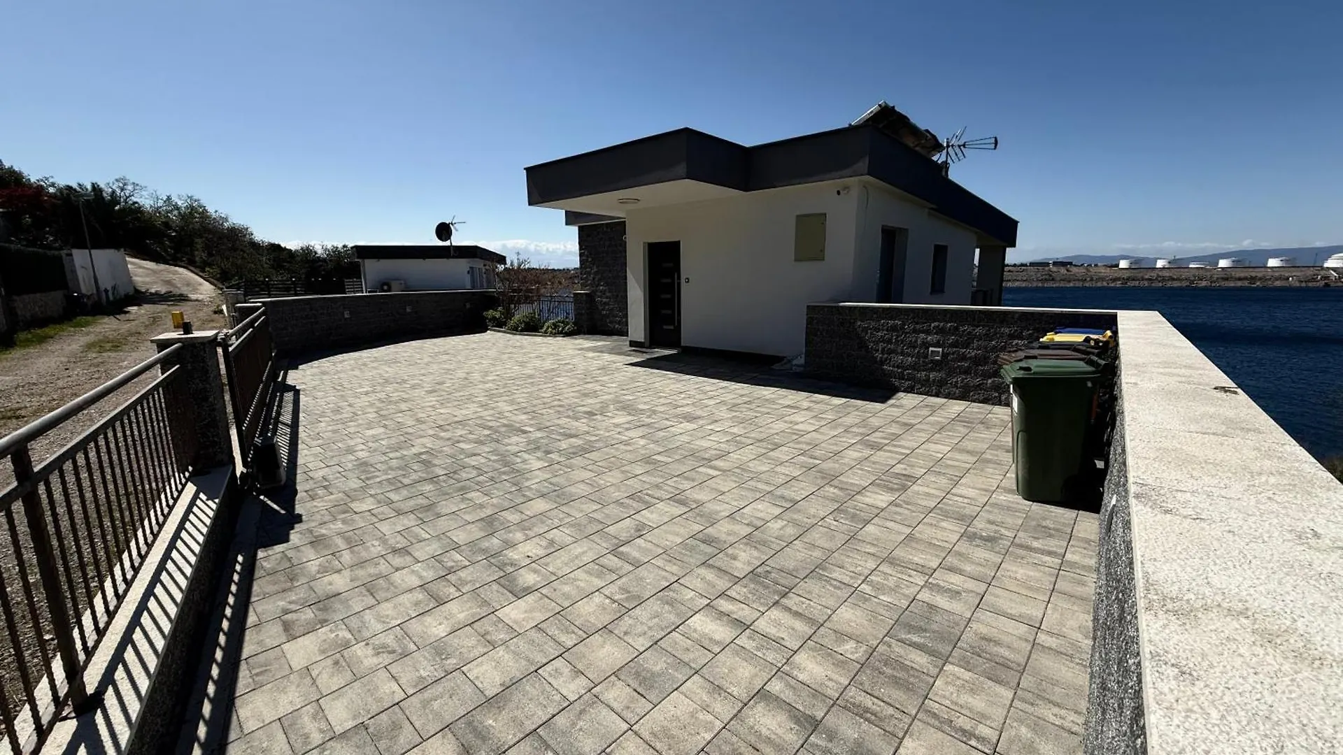 Mertik House Omisalj Apartment